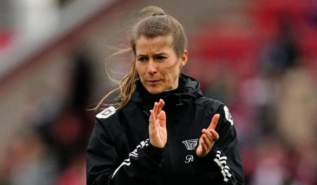 Rompe la historia: Marie-Louise Eta se convierte en la primera mujer en dirigir en la élite del futbol europeo