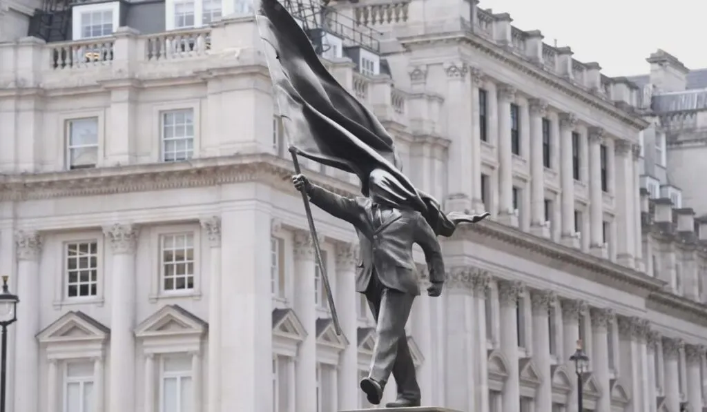 Banksy reaparece en Londres con una estatua que cuestiona el patriotismo ciego