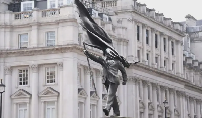 Banksy reaparece en Londres con una estatua que cuestiona el patriotismo ciego