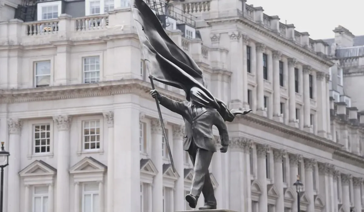 Banksy reaparece en Londres con una estatua que cuestiona el patriotismo ciego