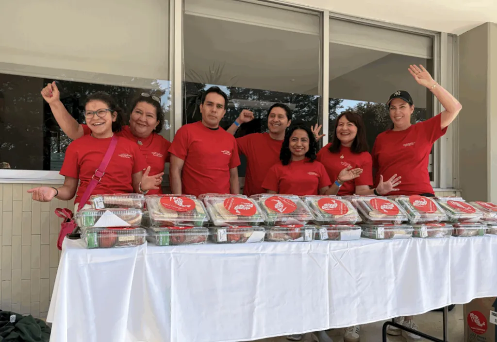 Voluntarios de Corporativo Kosmos convivieron con niñas y niños durante actividades recreativas organizadas junto a Fundación Dr. Sonrisas.