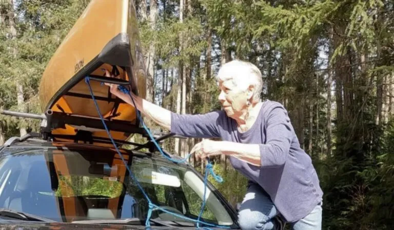 A los 78 años, vive libre entre bosques y lagos: la jubilada que inspira con su vida nómada en Canadá