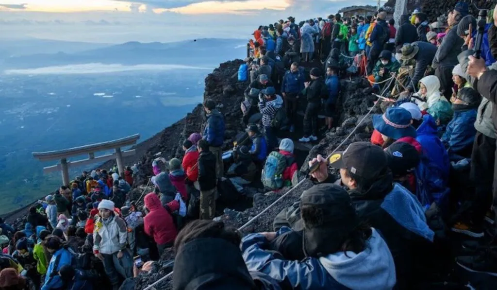 Monte Fuji bajo presión: la lucha contra el turismo masivo y el caos de visitantes