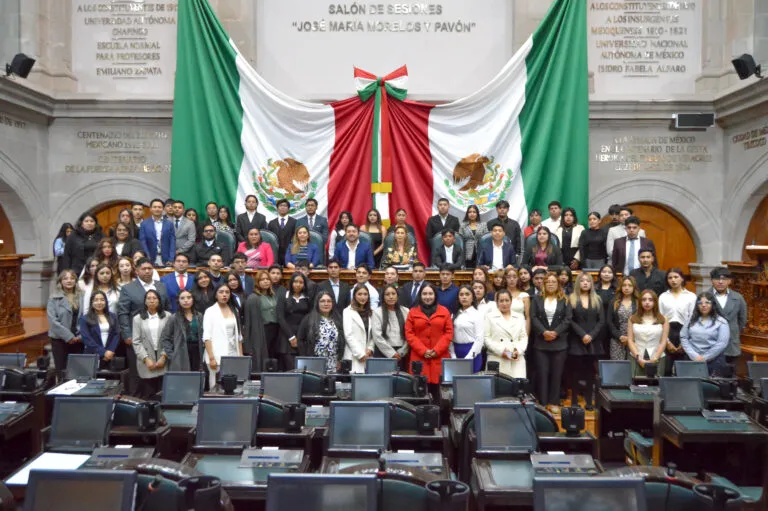 Universitarios debaten propuestas ambientales durante el Simulador Legislativo 2026 organizado por AJEMEX y Eco Urban A.C.