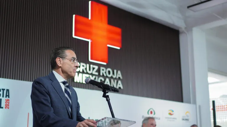 Banco Azteca entrega 4 millones a Cruz Roja para servicios médicos