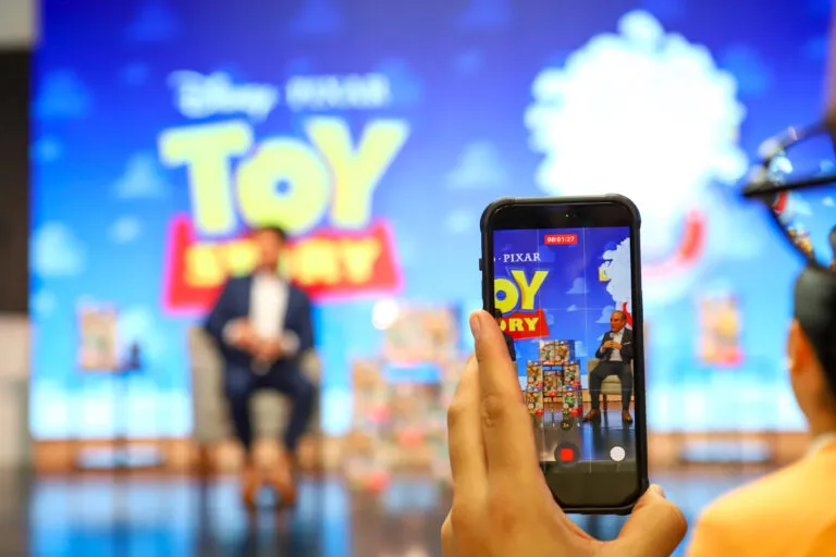 Víctor González Herrera estrenan dos simipeluches de Toy Story.