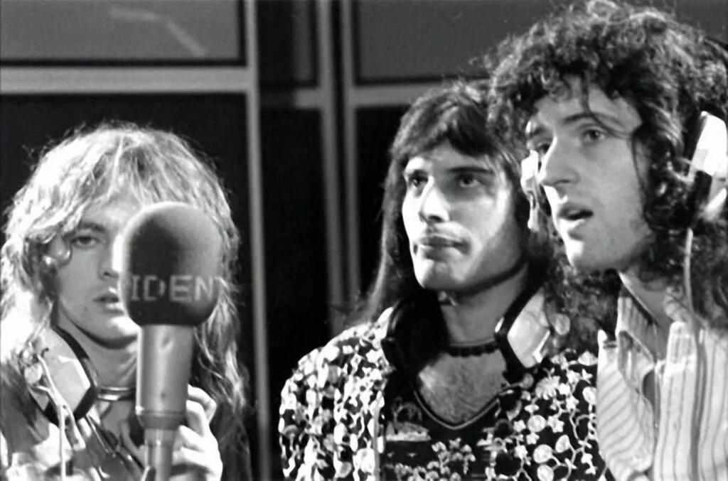 Freddie Mercury, Brian May y Roger Taylor durante los primeros años de Queen en una sesión de grabación que marcó el nacimiento de la banda británica Queen.