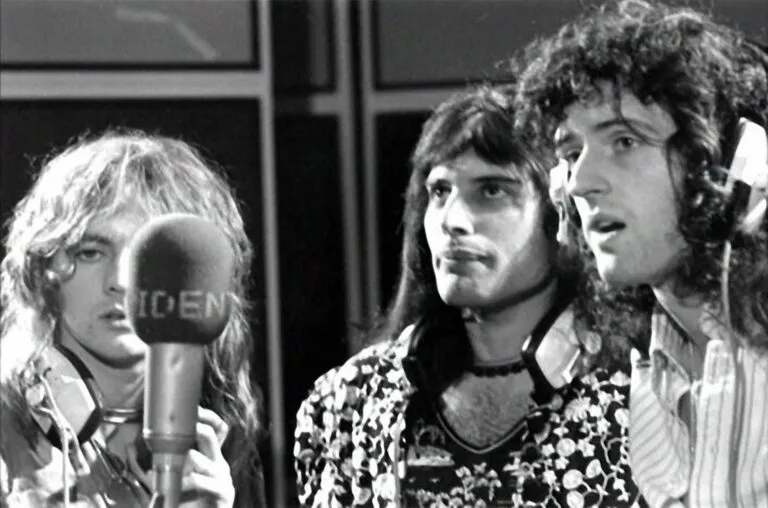 Freddie Mercury, Brian May y Roger Taylor durante los primeros años de Queen en una sesión de grabación que marcó el nacimiento de la banda británica Queen.