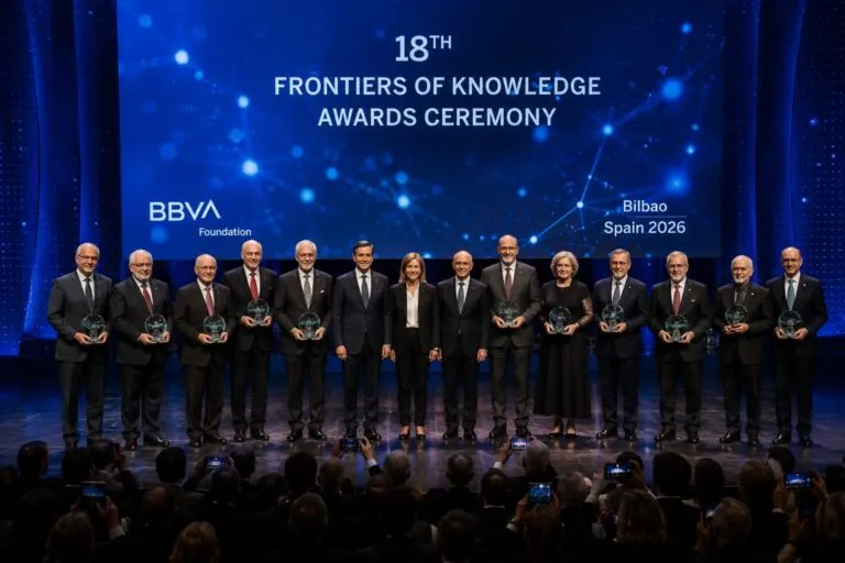 Ceremonia de los Premios Fronteras del Conocimiento con investigadores, artistas y representantes de instituciones reunidos sobre el escenario durante la entrega de reconocimientos.