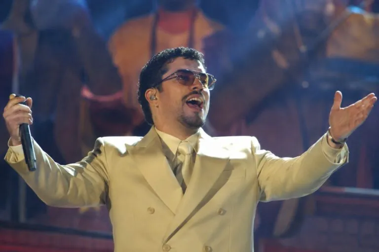 Bad Bunny suspende concierto en Milán tras lluvia y granizo mientras autoridades evacúan de forma segura a miles de asistentes.