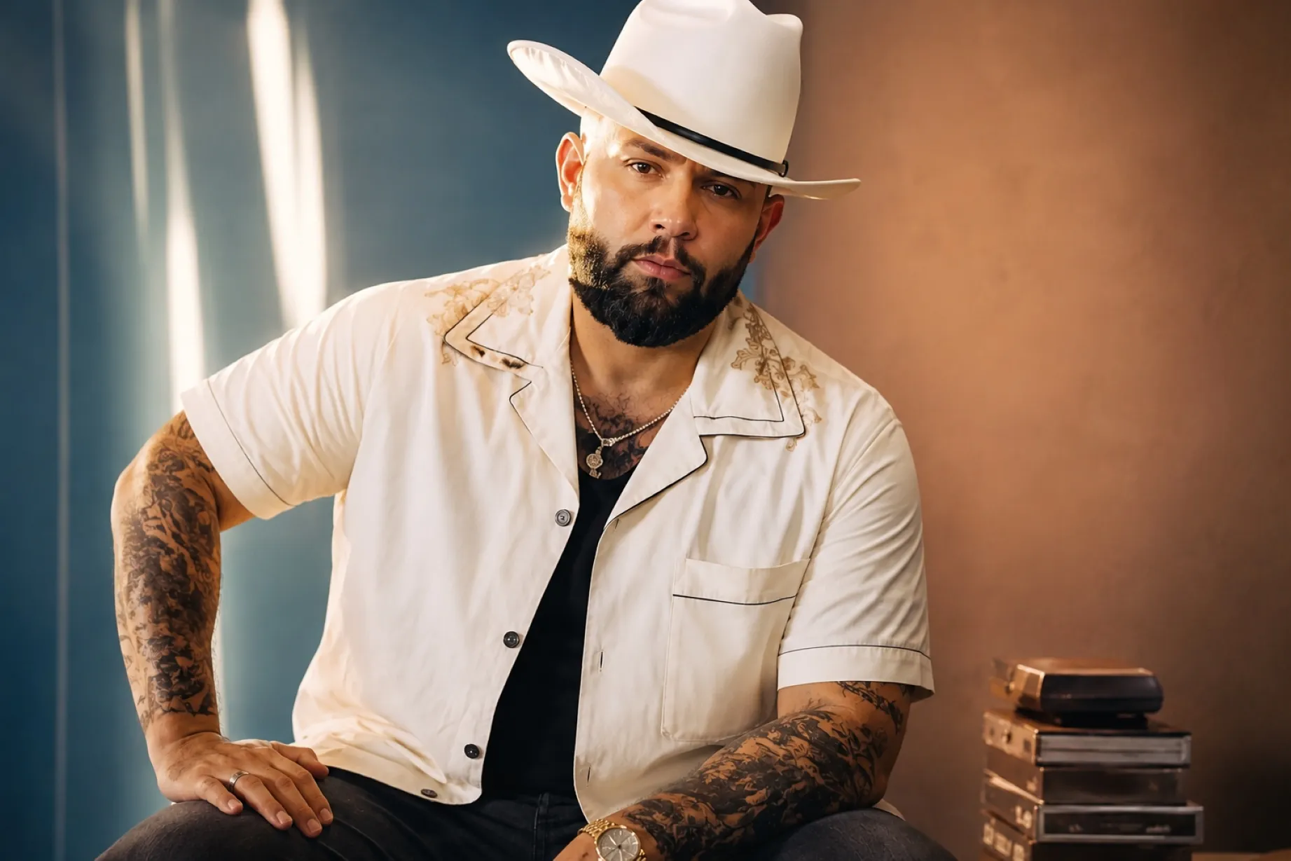 Carín León lidera las nominaciones a Premios Juventud 2026 junto a Shakira y Karol G en la histórica edición de Marbella.