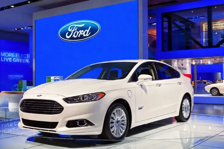 Autos hechos en México destacan por su calidad, según el CEO de Ford, en una moderna planta de producción automotriz.