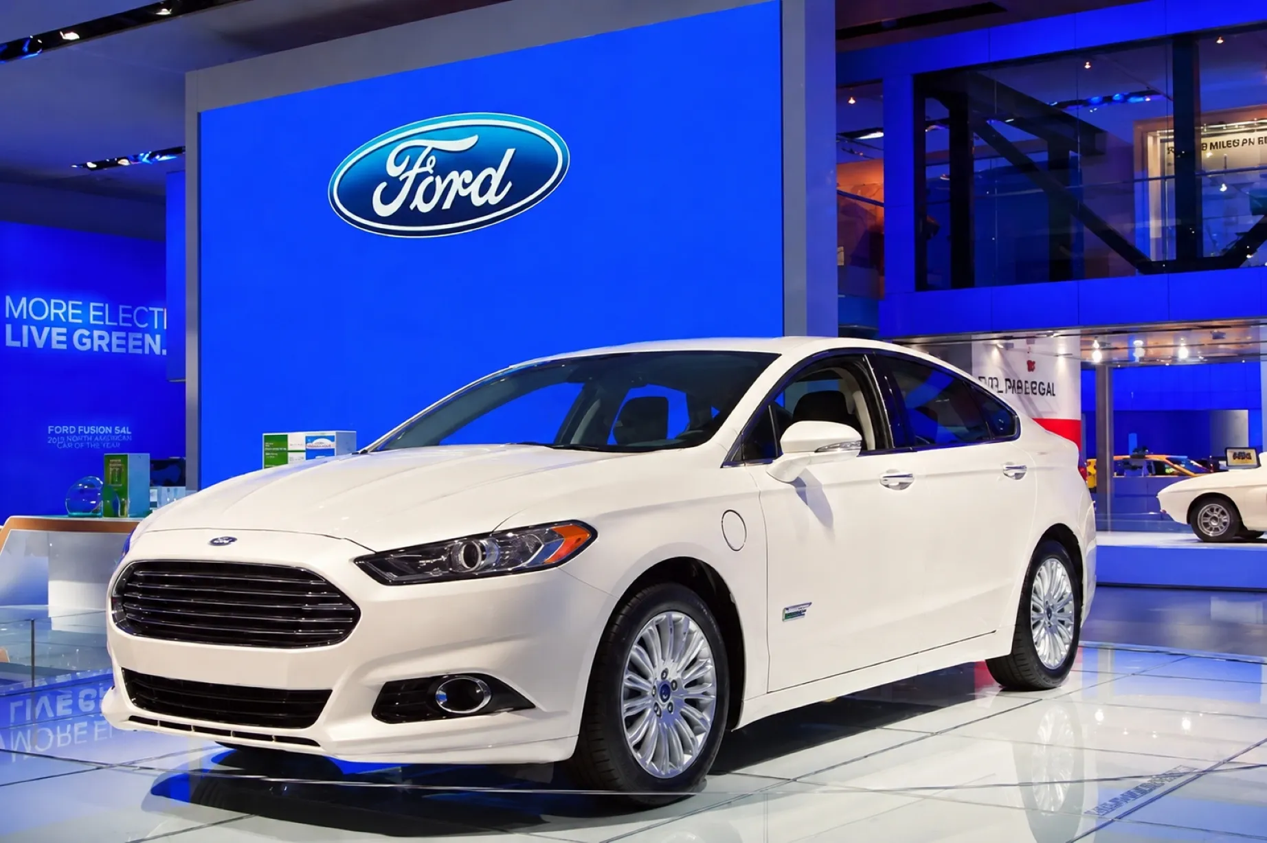 Autos hechos en México destacan por su calidad, según el CEO de Ford, en una moderna planta de producción automotriz.