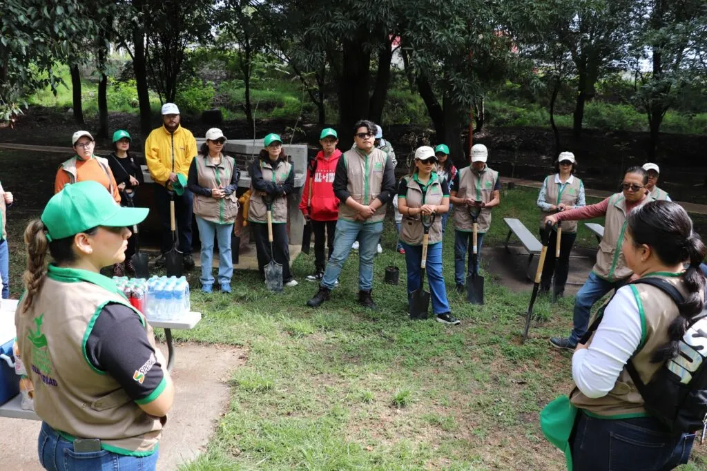 Voluntarios de Grupo AJE participan en actividades ambientales y comunitarias durante el aniversario de la empresa.