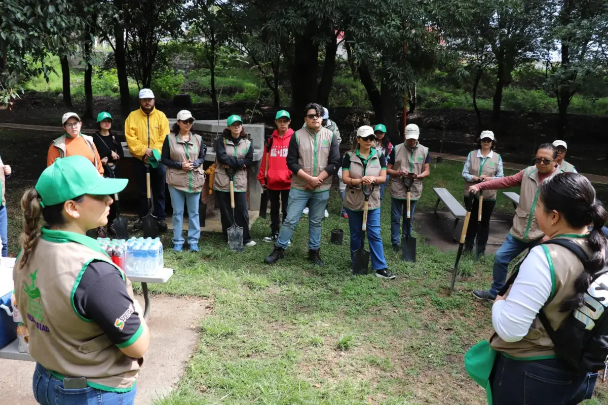 Voluntarios de Grupo AJE participan en actividades ambientales y comunitarias durante el aniversario de la empresa.