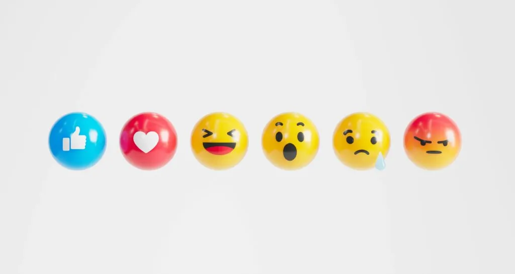 Emojis utilizados como lenguaje visual en la comunicación digital entre personas de diferentes culturas.