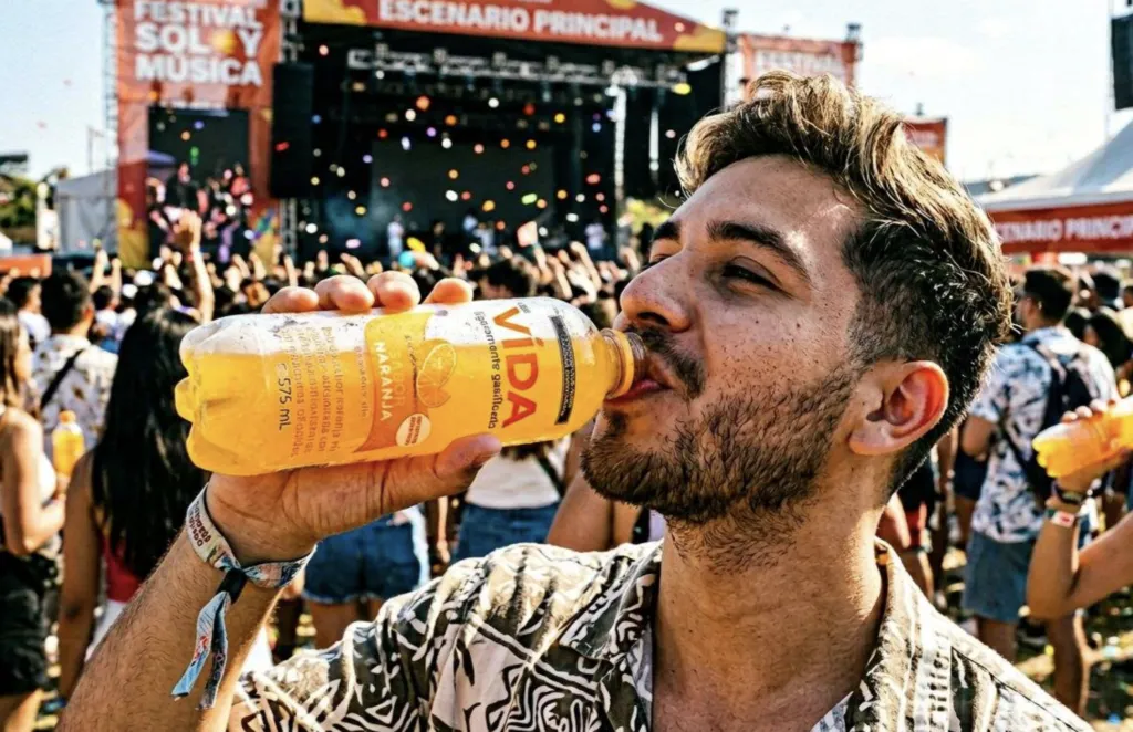 Persona disfrutando el verano con Agua VIDA con Antioxidantes.