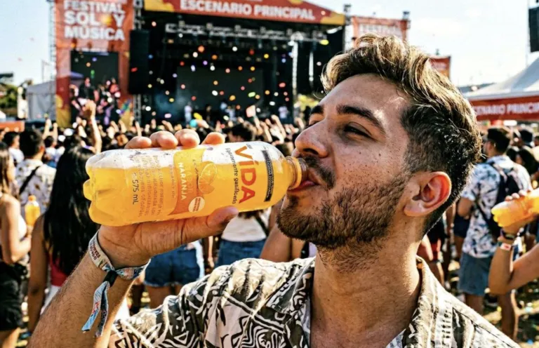 Persona disfrutando el verano con Agua VIDA con Antioxidantes.