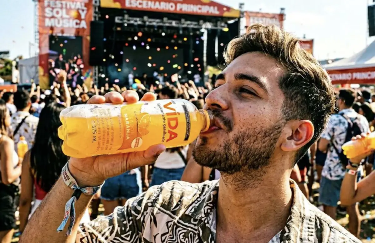 Persona disfrutando el verano con Agua VIDA con Antioxidantes.