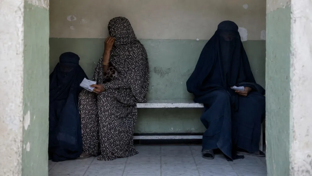 Mujeres en Afganistán enfrentan nuevas restricciones que afectan educación, empleo y derechos.