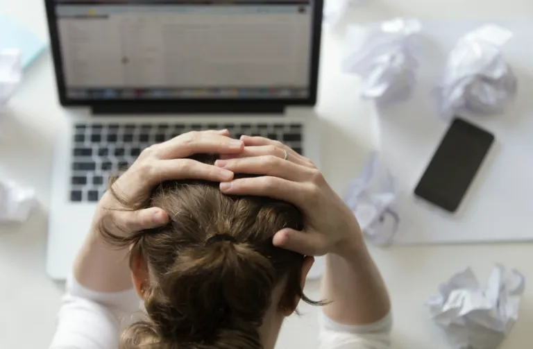 Normalizar el estrés laboral como sinónimo de compromiso, liderazgo o excelencia profesional suele ser una práctica que pasa inadvertida, destacan Seguritech y Fundación en Movimiento.
