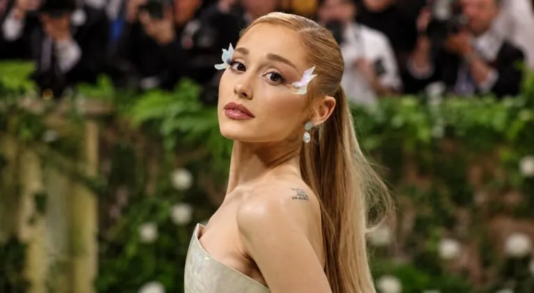 Ariana Grande durante uno de sus últimos conciertos en Chicago antes de finalizar su gira internacional en Londres.