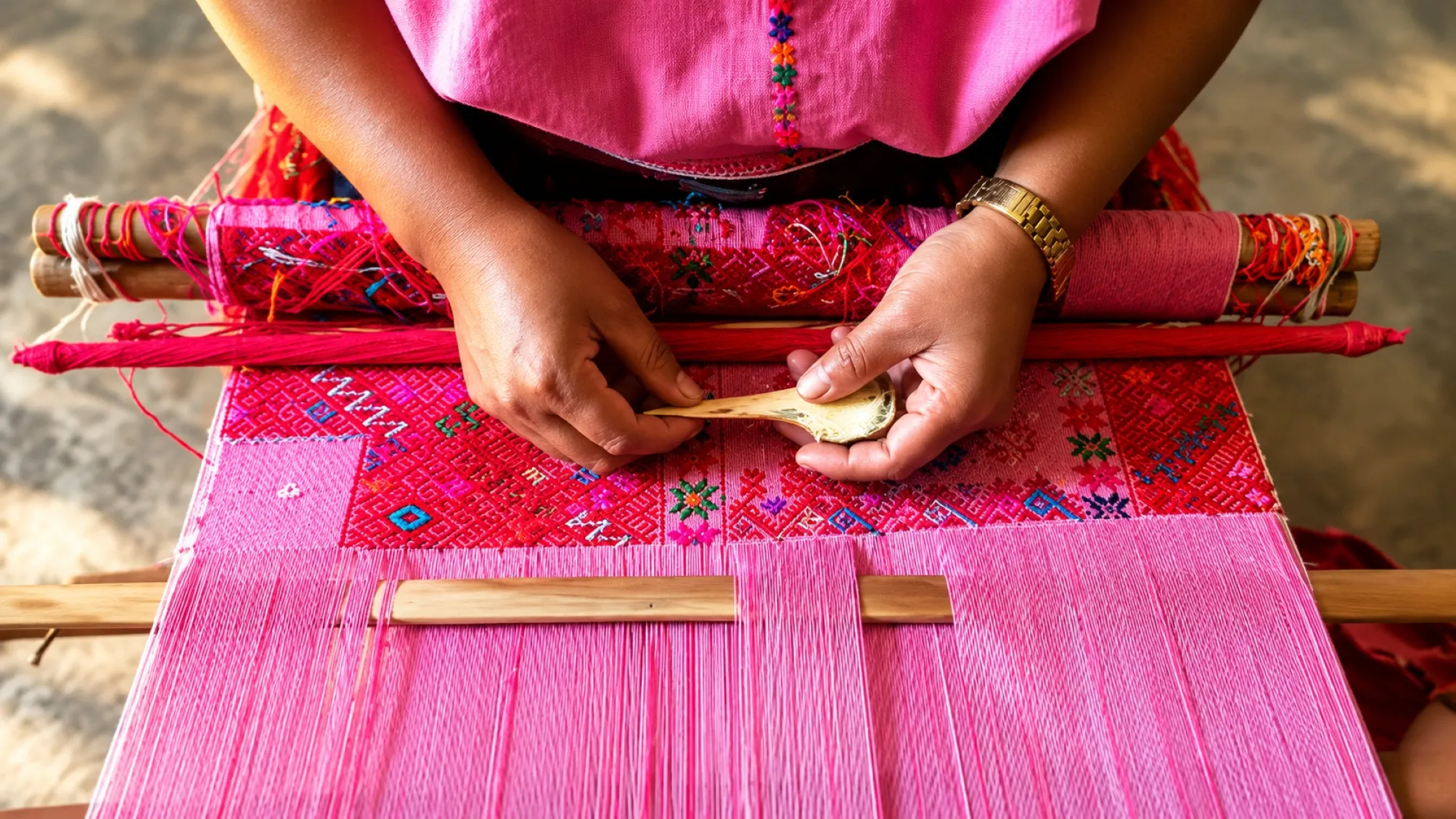 Artesanas mexicanas trabajan textiles tradicionales mientras buscan mayor reconocimiento económico y mejores condiciones laborales.