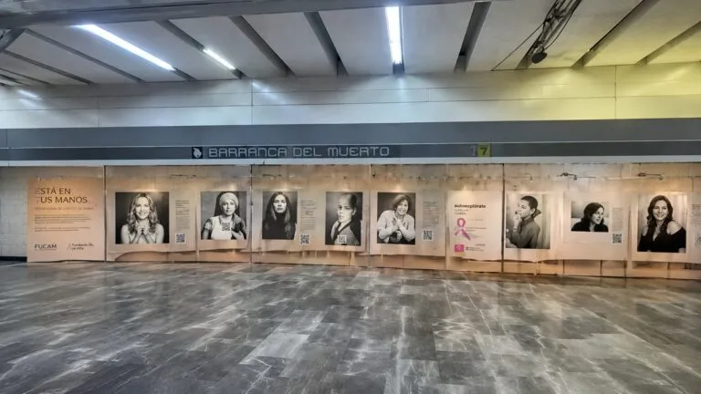Exposición sobre cáncer de mama promueve la detección temprana en el Metro de CDMX