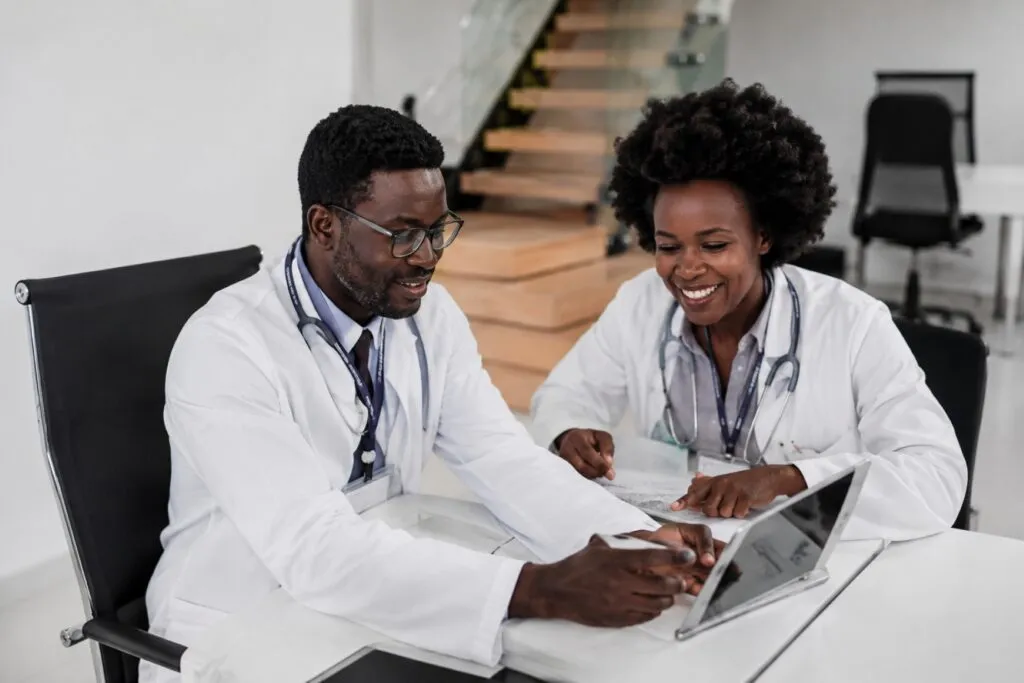 Derechos de las mujeres en África avanzan mediante una red médica regional enfocada en salud reproductiva segura