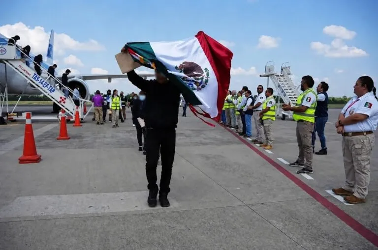 Mexicanos repatriados desde Estados Unidos reciben apoyo para facilitar su regreso y reintegración en México