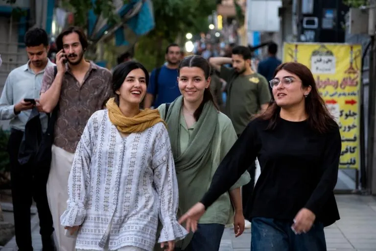 Mujeres iraníes caminan por Teherán mientras crece la presión sobre el uso obligatorio del hiyab