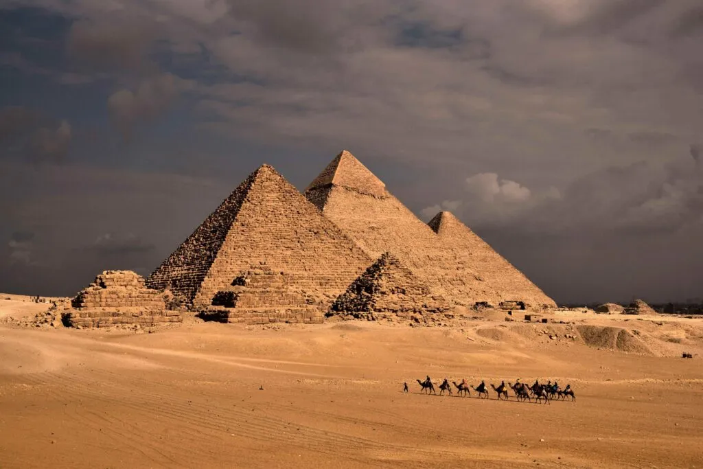 Pirámide Roja de Egipto junto al paisaje de Dahshur donde un estudio plantea la existencia de dos antiguas presas para controlar agua.