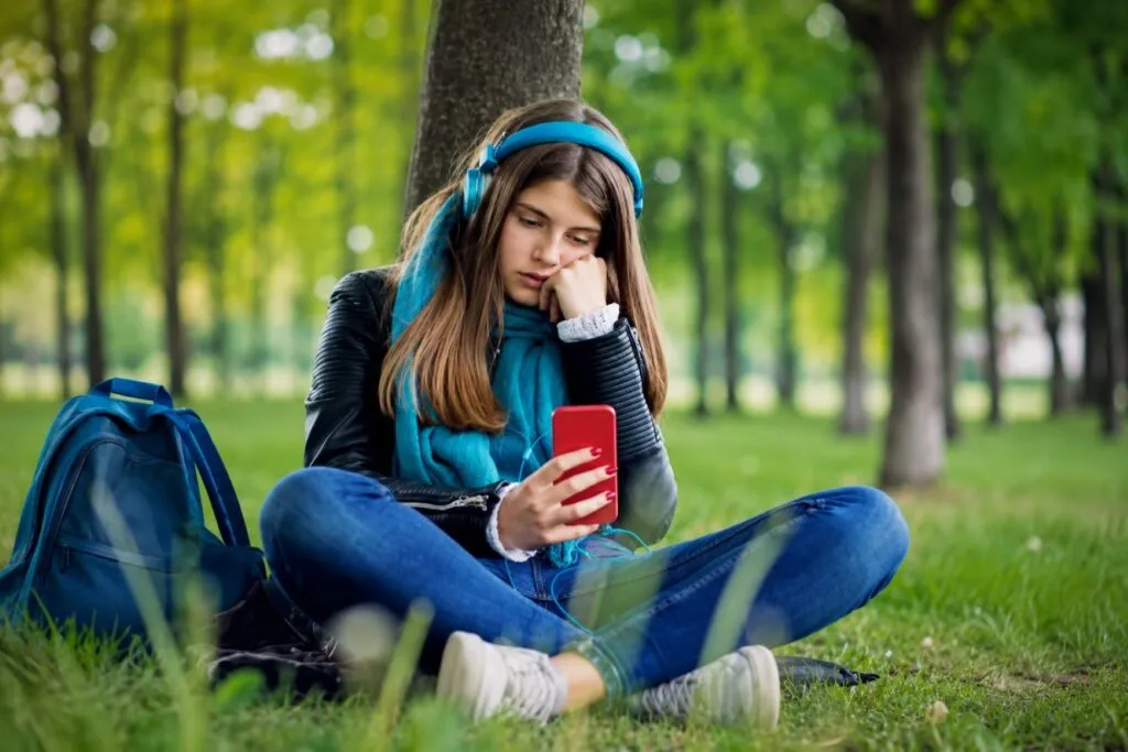 Patología dual en adolescentes con tratamiento integral y apoyo familiar para mejorar su bienestar emocional.