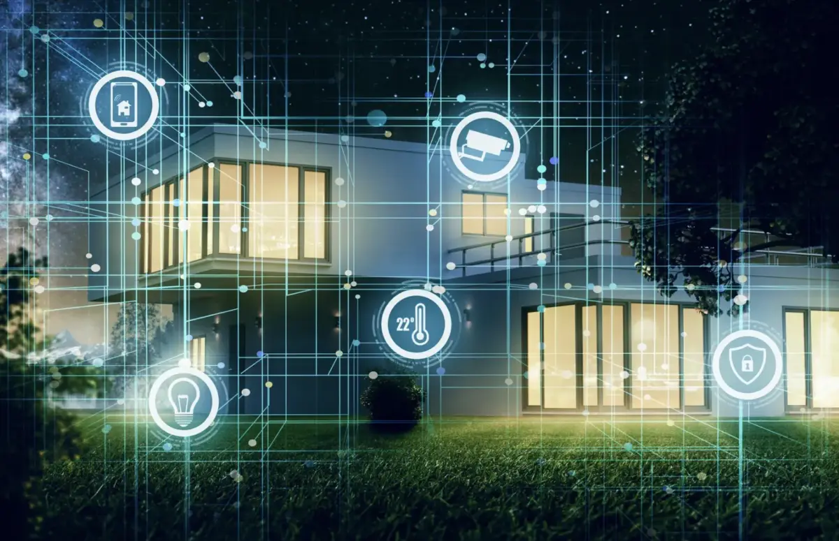 Según Seguritech, casa inteligente donde sensores, cámaras, iluminación y sistemas automatizados interactúan para proteger y facilitar la vida cotidiana.