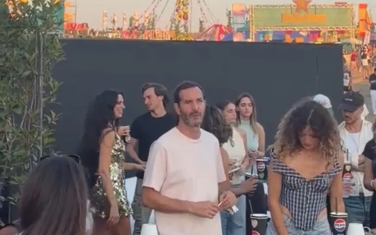 Dua Lipa disfrutó en familia del Sunny Hill Festival en Kosovo.