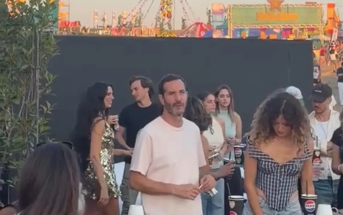 Dua Lipa disfrutó en familia del Sunny Hill Festival en Kosovo.