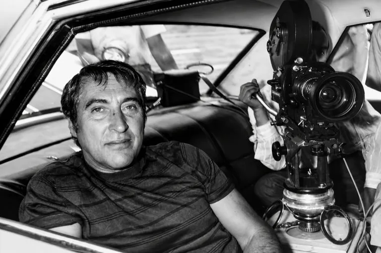 Luis Alcoriza durante una filmación, cineasta cuya trayectoria y legado como figura clave del cine mexicano recupera una nueva publicación.