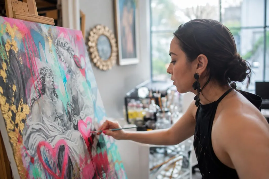 Obras de Modern Love combinan arte clásico y cultura pop en una exposición de Paola Hernández en Guadalajara