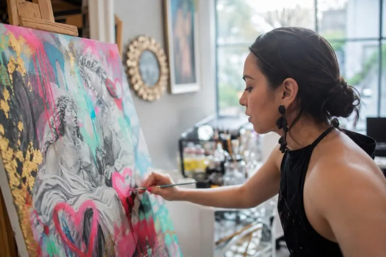Obras de Modern Love combinan arte clásico y cultura pop en una exposición de Paola Hernández en Guadalajara