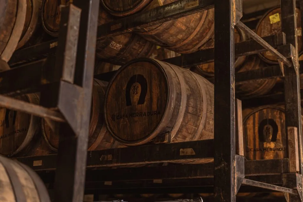 Alianza entre Brown-Forman y Casa Herradura fortalece tequila mexicano.