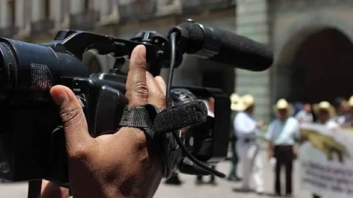 Cocodrilos película mexicana retrata los riesgos que enfrenta un joven fotoperiodista mientras investiga un crimen.