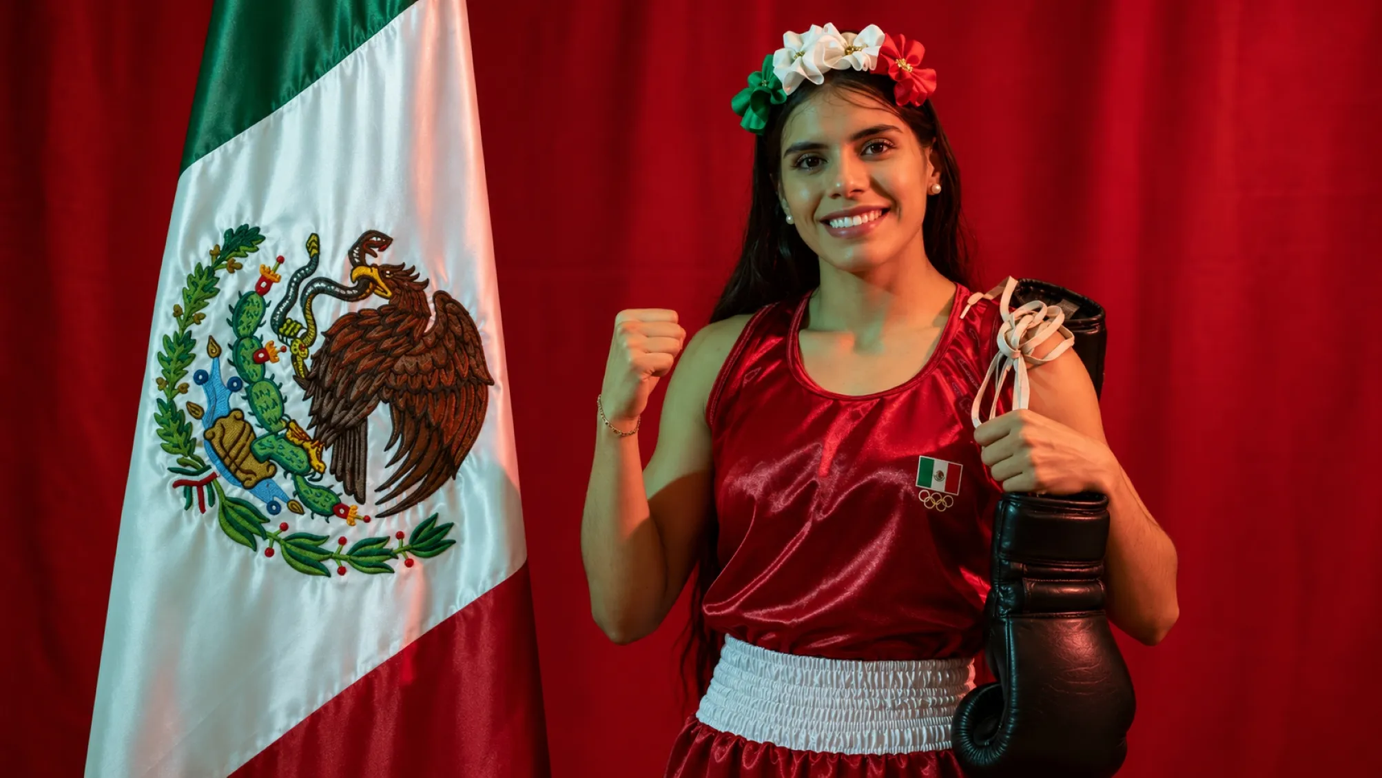 Atletas mexicanos de clavados, boxeo y atletismo representan con orgullo las raíces y la historia de México.