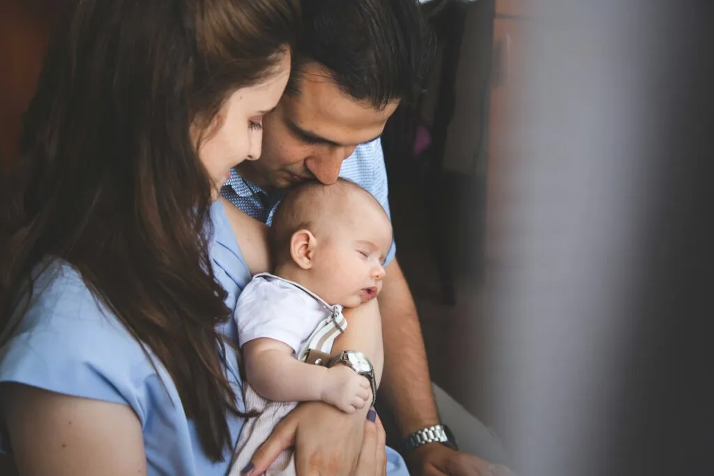 Fecundidad en México disminuye mientras factores económicos, laborales y familiares influyen en la decisión de tener hijos.