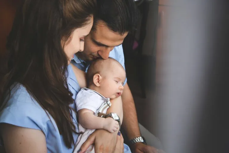 Fecundidad en México disminuye mientras factores económicos, laborales y familiares influyen en la decisión de tener hijos.