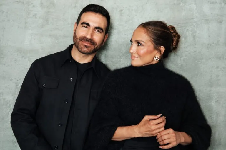 Jennifer Lopez y Brett Goldstein durante una aparición relacionada con la promoción de Office Romance, película en la que comparten protagonismo.