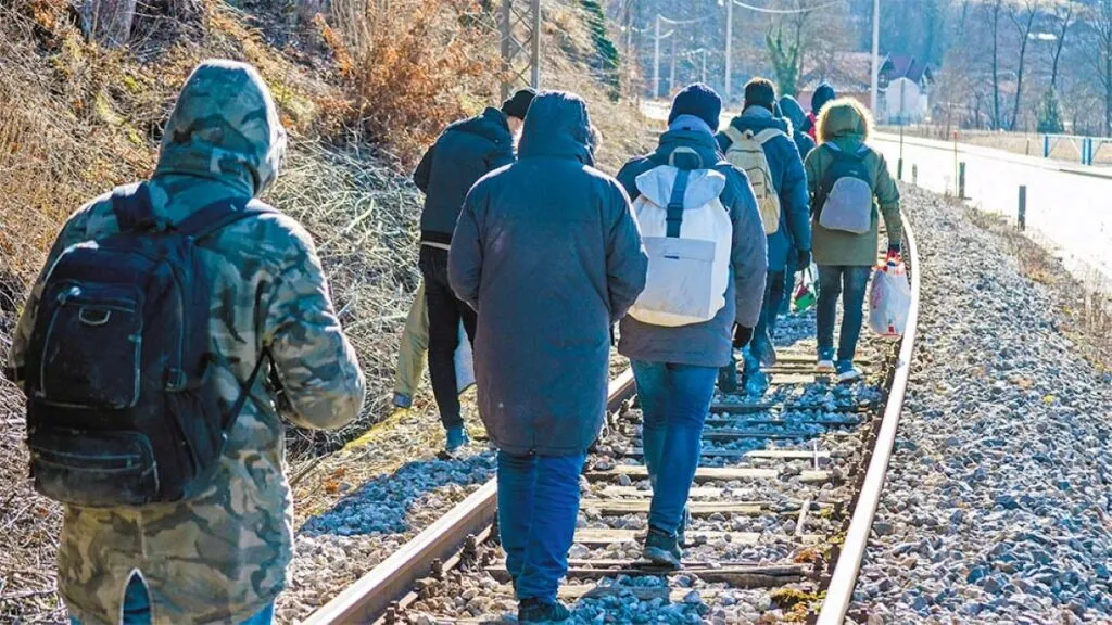 Personas migrantes africanas enfrentan racismo, vigilancia digital y perfilamiento durante sus desplazamientos internacionales.