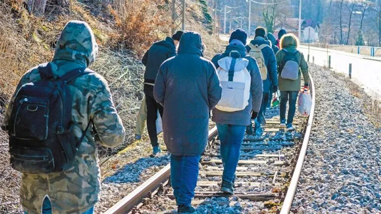 Personas migrantes africanas enfrentan racismo, vigilancia digital y perfilamiento durante sus desplazamientos internacionales.