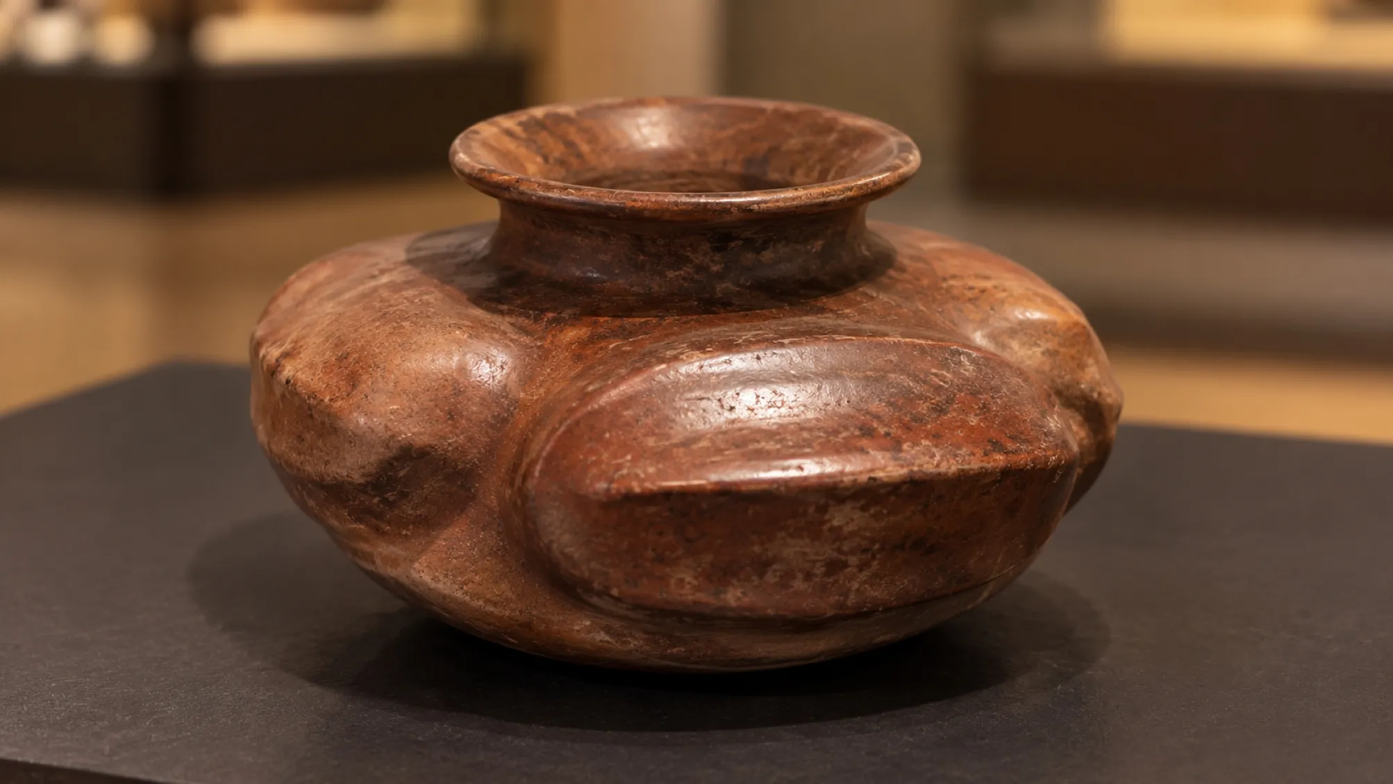 Vasija prehispánica de tradición Comala con cuatro granos de cacao, creada hace más de dos mil años en el actual Colima.