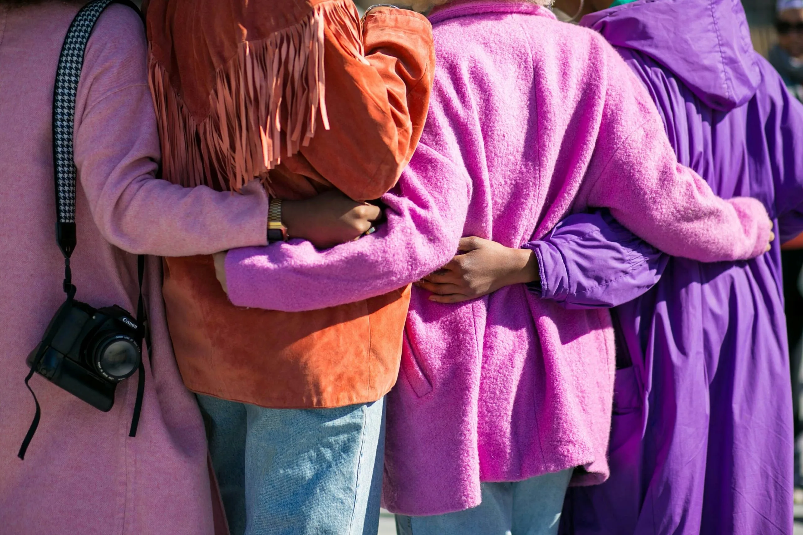 Mujeres líderes representan la igualdad de género mientras instituciones protegen derechos y participación política.