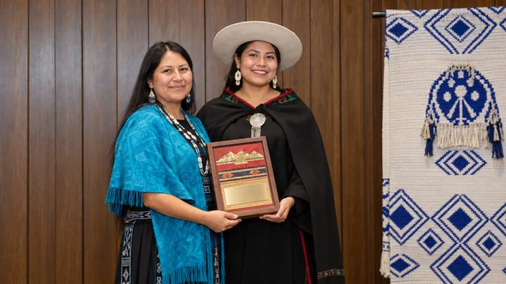 Mujeres indígenas de Ecuador participan en juegos ancestrales y fortalecen espacios seguros para niñas, niños y comunidades.